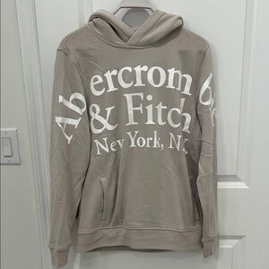 Abercrombie & Fitch New York Graphic Pullover in Beige-Size M